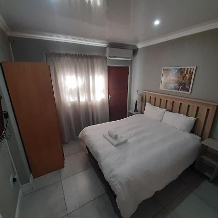 Lux Rooms On 37 Bloemfontein Eksteriør billede